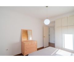 Piso en venta cerca de Bioparc con tres habitaciones