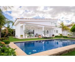 Casa exclusiva con piscina en la Urbanización Torre en Conill-Cumbres