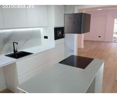 Venta de Piso Reformado en 6 Dormitorios en Zona Universitaria