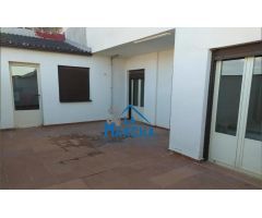 REF:Y066. INMOBILIARIA LA MANCHA VENDE FANTÁSTICO PISO CON PATIO EN MADRIGUERAS.