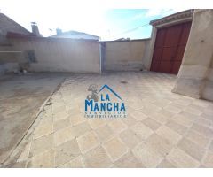 REF: Y077. INMOBILIARIA LA MANCHA VENDE CASA CON PATIO PARA REFORMAR EN EL SALOBRAL.