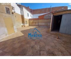 REF: Y077. INMOBILIARIA LA MANCHA VENDE CASA CON PATIO PARA REFORMAR EN EL SALOBRAL.