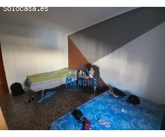 INMOBILIARIA LA MANCHA VENDE CASA DE DOS PLANTAS EN ZONA PEDRO LAMATA