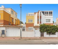 GRAN VILLA ADOSADA EN TORREVIEJA, 3 HAB, 2 BAÑOS