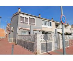 GRAN ADOSADO DE ESQUINA EN TORREVIEJA, 4 HAB, 1 BAÑO, 1 ASEO