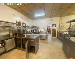 Finca con vivienda, restaurante y terreno en Bellaterra.