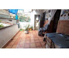 CASA DE TRES PLANTAS EN VENTA DE CUATRO HABITACIONES CON PATIO Y TERRAZA EN MANRESA.