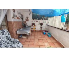 CASA DE TRES PLANTAS EN VENTA DE CUATRO HABITACIONES CON PATIO Y TERRAZA EN MANRESA.