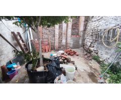 CASA DE TRES PLANTAS EN VENTA DE CUATRO HABITACIONES CON PATIO Y TERRAZA EN MANRESA.