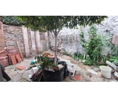 CASA DE TRES PLANTAS EN VENTA DE CUATRO HABITACIONES CON PATIO Y TERRAZA EN MANRESA.