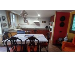 CASA DE TRES PLANTAS EN VENTA DE CUATRO HABITACIONES CON PATIO Y TERRAZA EN MANRESA.
