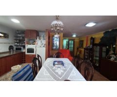 CASA DE TRES PLANTAS EN VENTA DE CUATRO HABITACIONES CON PATIO Y TERRAZA EN MANRESA.