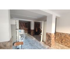 GRAN CASA DE NUEVE HABITACIONES CON TERRAZA, GARAJE Y LOCAL PARA REFORMAR A LA VENTA EN SANTPEDOR.