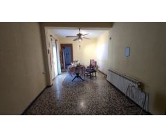 GRAN CASA DE NUEVE HABITACIONES CON TERRAZA, GARAJE Y LOCAL PARA REFORMAR A LA VENTA EN SANTPEDOR.