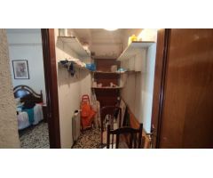GRAN CASA DE NUEVE HABITACIONES CON TERRAZA, GARAJE Y LOCAL PARA REFORMAR A LA VENTA EN SANTPEDOR.