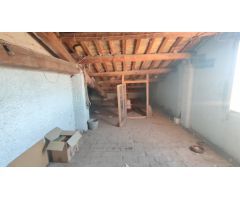 GRAN CASA DE NUEVE HABITACIONES CON TERRAZA, GARAJE Y LOCAL PARA REFORMAR A LA VENTA EN SANTPEDOR.