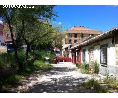 Estupendo terreno urbano en Toledo con edificaciones en su interior, ¡visítelo!