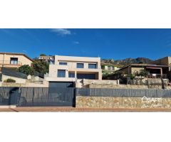 Villa obra nueva en Palau Saverdera con vistas al mar, piscina y garaje de 100m2