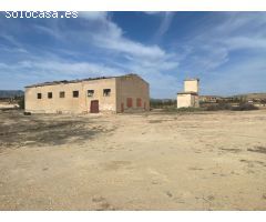 Nave con terreno, vallada, para reformar a  S O L O 3 minutos de Pinoso