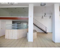 LOCAL TOTALMENTE ESQUINERO CON GRAN APARADOR EN ZONA DE PASO DE MANRESA EN VENTA