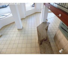 LOCAL TOTALMENTE ESQUINERO CON GRAN APARADOR EN ZONA DE PASO DE MANRESA EN VENTA