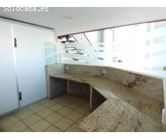 LOCAL TOTALMENTE ESQUINERO CON GRAN APARADOR EN ZONA DE PASO DE MANRESA EN VENTA