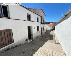 Gran casa de pueblo en el centro de Santa Olalla. Ideal inversor!!