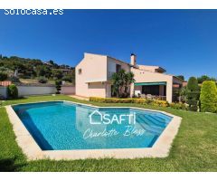 Grandiosa casa con vistas al mar y un jardín de ensueño en Coma Ruga