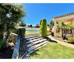 Grandiosa casa con vistas al mar y un jardín de ensueño en Coma Ruga