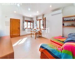 ¡Descubre esta encantadora planta baja con una impresionante terraza de 70m² en una tranquila urbani