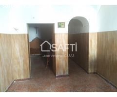 Casa típica de  Malpartida de Cáceres, 175m2 de vivienda, con entrada principal por C/ Parras y Tras