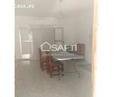 Casa típica de  Malpartida de Cáceres, 175m2 de vivienda, con entrada principal por C/ Parras y Tras