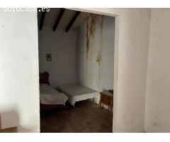 Gran casa de pueblo para reformar. Muy bien situada