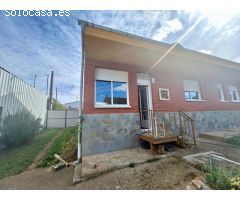 CHALET independiente a 10 km de León. Con salón, cocina, baño y 2 dormitorios en la planta baja.