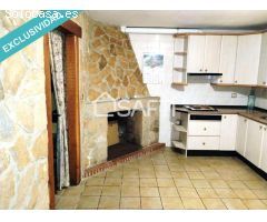 Casa de dos plantas, amueblada en perfecto estado de habitabilidad, con 6 dormitorios y 2 baños. Pre