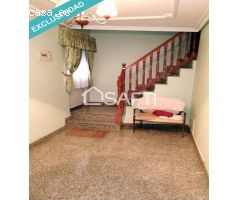Casa de dos plantas, amueblada en perfecto estado de habitabilidad, con 6 dormitorios y 2 baños. Pre