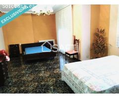 Casa de dos plantas, amueblada en perfecto estado de habitabilidad, con 6 dormitorios y 2 baños. Pre