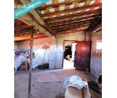 Casa de dos plantas, amueblada en perfecto estado de habitabilidad, con 6 dormitorios y 2 baños. Pre