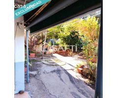Casa de dos plantas, amueblada en perfecto estado de habitabilidad, con 6 dormitorios y 2 baños. Pre