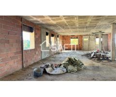 Terreno en parcela de 830 con casa en construcción de 450 m2
