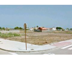 Solar urbano esquinero en segunda línea de playa