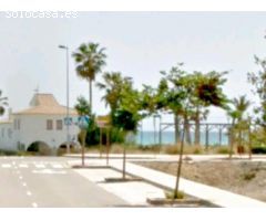 Solar urbano esquinero en segunda línea de playa
