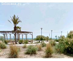 Solar urbano esquinero en segunda línea de playa