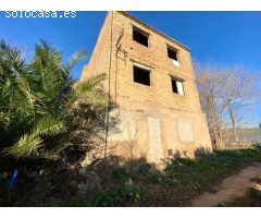 Masía de planta baja y dos pisos en el campo a 5 min del pueblo