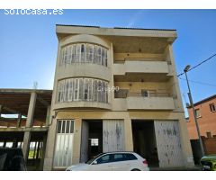 Oportunidad: Casa de 2 pisos con almacén y terreno en Alguaire