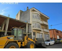 Oportunidad: Casa de 2 pisos con almacén y terreno en Alguaire