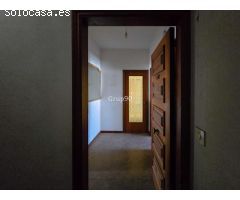 Oportunidad: Casa de 2 pisos con almacén y terreno en Alguaire