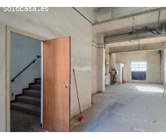 Oportunidad: Casa de 2 pisos con almacén y terreno en Alguaire