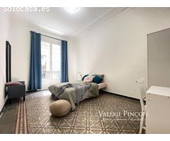 ESPACIOSO PISO DE 6 HABITACIONES JUNTO A LAS RAMBLAS DE BARCELONA.