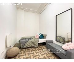 ESPACIOSO PISO DE 6 HABITACIONES JUNTO A LAS RAMBLAS DE BARCELONA.